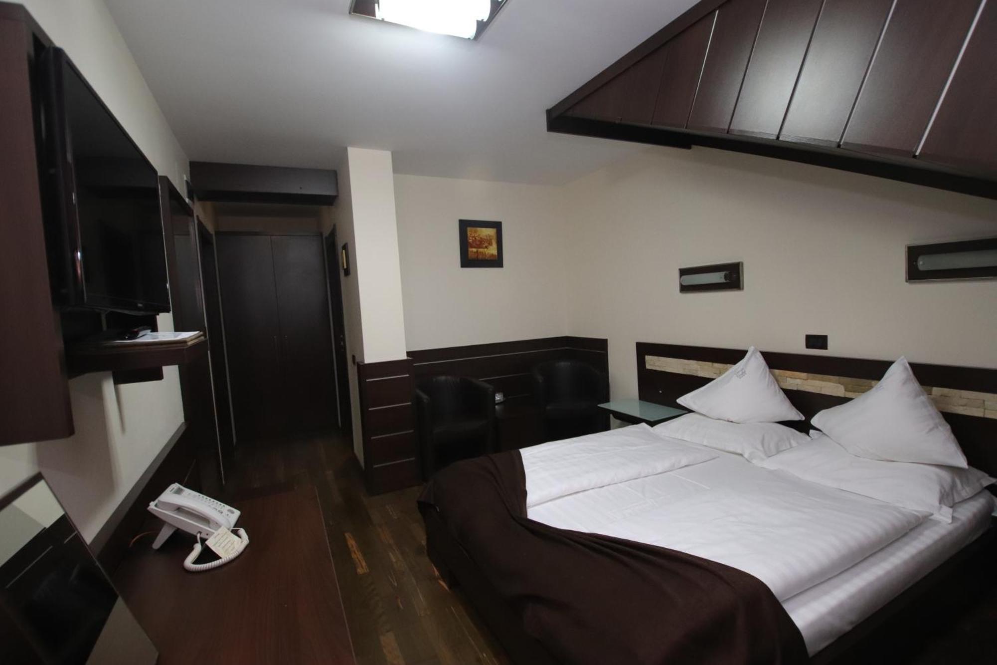 Complex Cochet Hotel บุชเตนี ภายนอก รูปภาพ