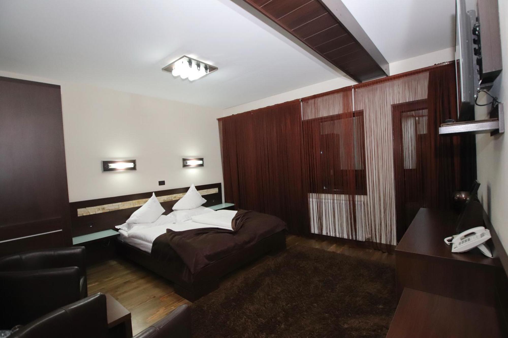 Complex Cochet Hotel บุชเตนี ภายนอก รูปภาพ