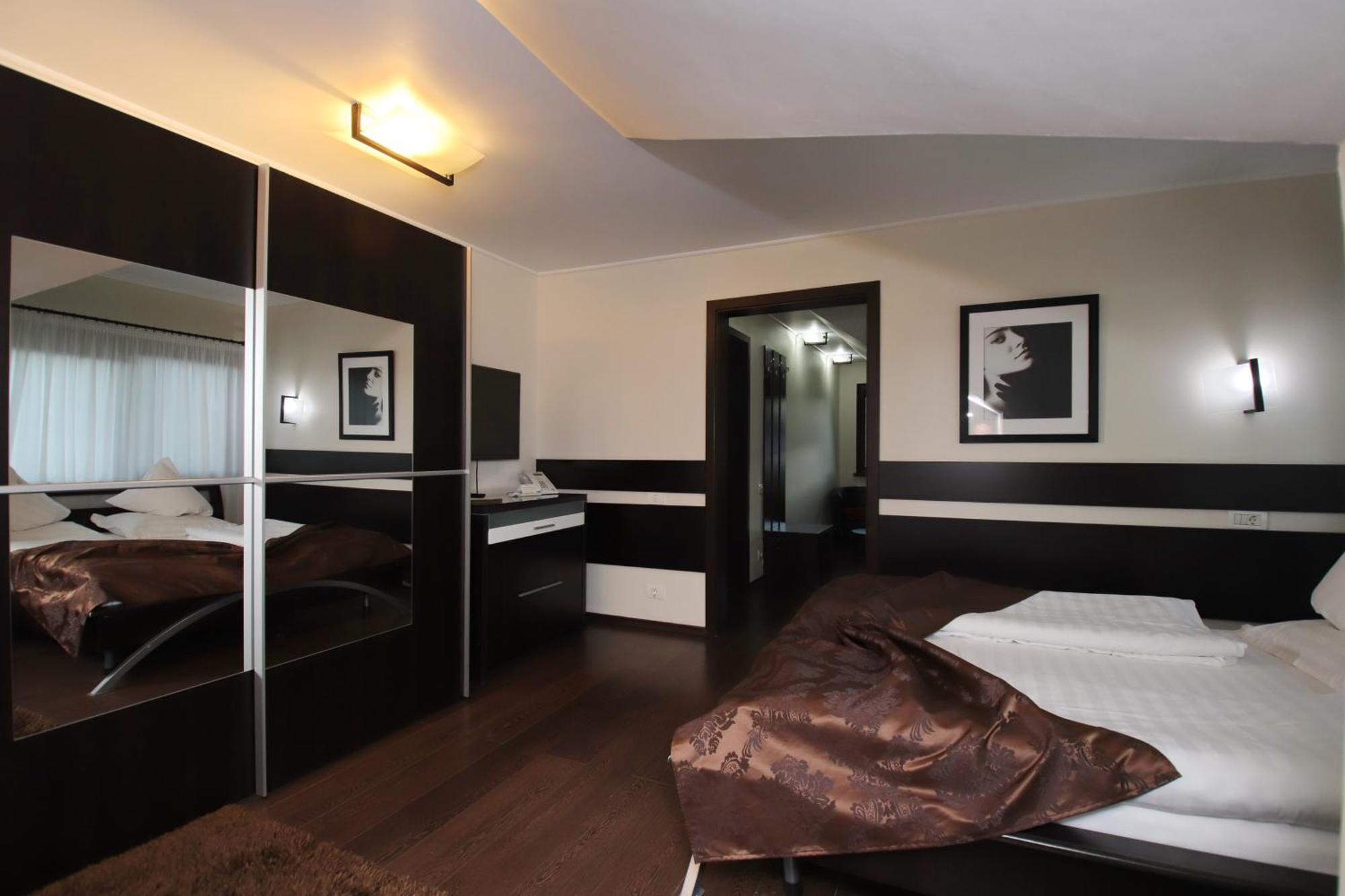 Complex Cochet Hotel บุชเตนี ภายนอก รูปภาพ