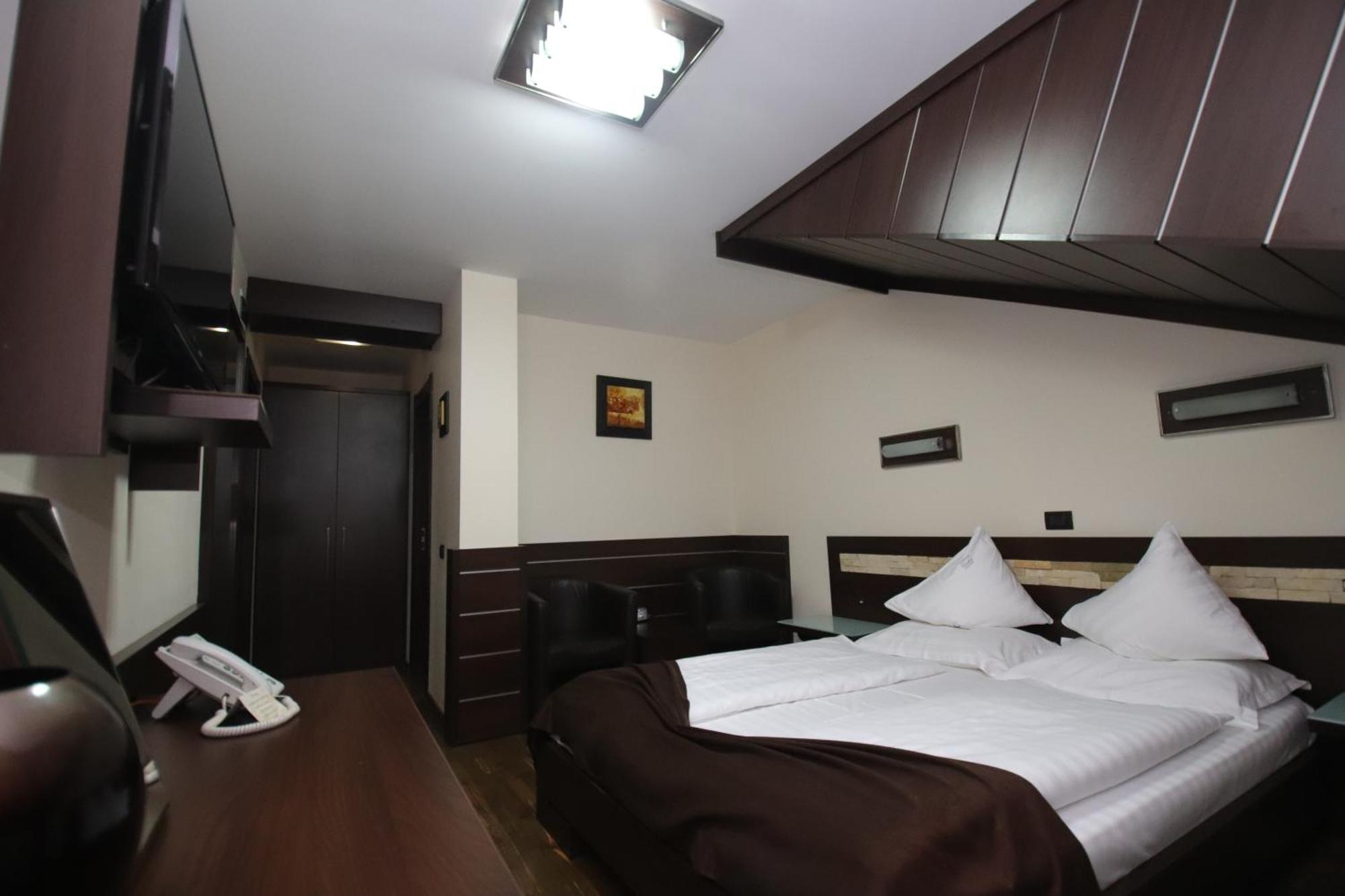 Complex Cochet Hotel บุชเตนี ภายนอก รูปภาพ